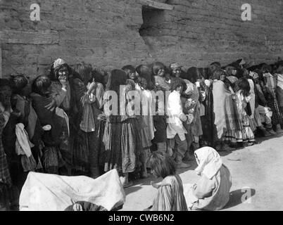 Les Indiens américains, Apache, hommes, femmes et enfants à l'extérieur du bâtiment agnecy sur question 24, San Carlos, Arizona, photographie, 1899 Banque D'Images