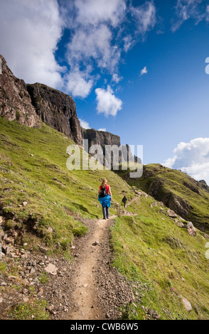 Les randonneurs autour de l'Quiraing sur l'île de Skye, Écosse, Royaume-Uni Banque D'Images