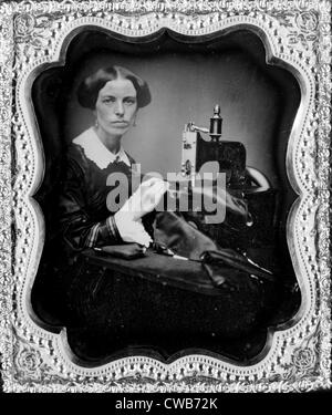 Portrait d'une femme professionnelle travaillant à une machine à coudre, sixième-plaque daguerréotype, vers 1853. Banque D'Images