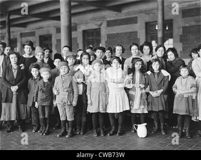 Les enfants d'immigrés, Ellis Island, New York. ca. 1908 Banque D'Images