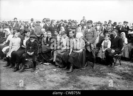 Les immigrants européens arrivant à Ellis Island, ca. 1907 Banque D'Images