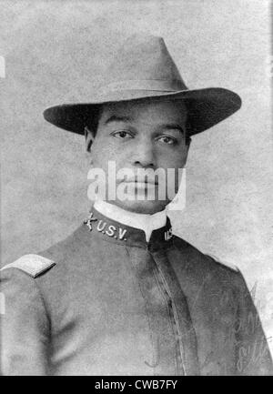 Buffalo Soldier. 2e lieutenant Frank R. Stewart, 8e d'infanterie volontaire nous, debout devant la tente, pendant la Banque D'Images