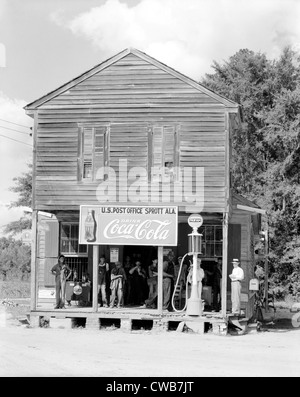 Carrefour magasin général et bureau de poste, Sprott de l'Alabama. Publié dans le livre "Laissez-nous maintenant l'éloge des hommes célèbres par photographie. Banque D'Images