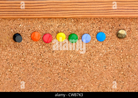 Plan macro sur les broches de couleur dans un tableau d'affichage Banque D'Images