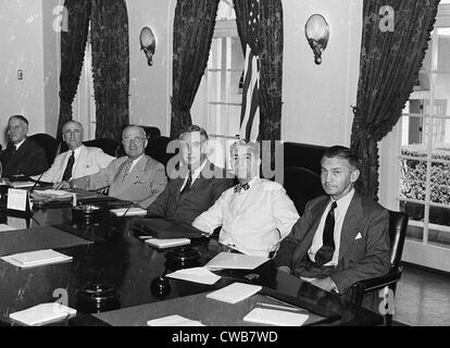 Le président Harry S. Truman avec son cabinet. (De gauche à droite) Robert Hannegan ministre des Postes ; Secrétaire de la Guerre Henry Banque D'Images