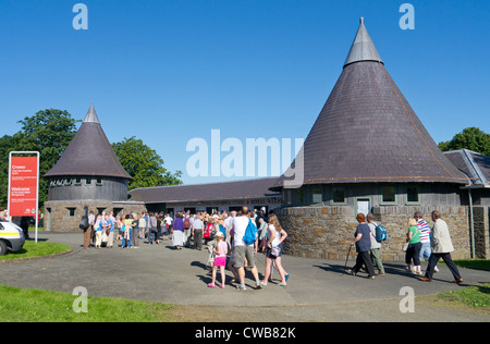 Les gens de l'extérieur de la Royal Welsh Show entrée, Llanelwedd, près de Builth Wells, le Pays de Galles au Royaume-Uni. Banque D'Images