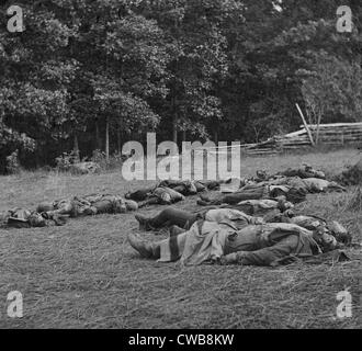 La guerre civile. La bataille de Gettysburg. Confederate dead réunis pour l'enterrement à la limite sud-ouest du bois de rose, Juillet Banque D'Images