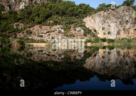 Vue paysage de rivière près de Dalyan Turquie montrant clair reflet dans l'eau Banque D'Images