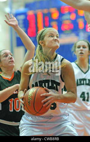 Basket-ball disques durs au hoop pendant un match de coupe. USA. Banque D'Images