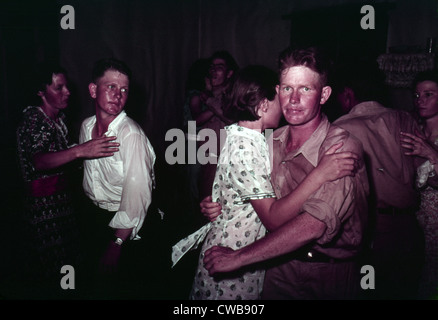 Des couples de square dance, comté de McIntosh, New York, par Lee Russell, pour l'administration des valeurs mobilières ferme, vers 1939/1940. Banque D'Images