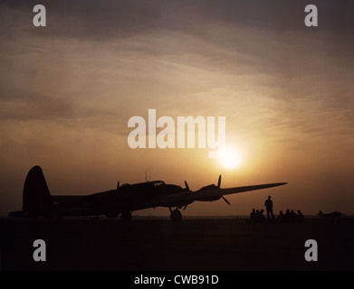 Silhouette d'une forteresse volante et son équipage, Langley Field, Va 1942 Banque D'Images