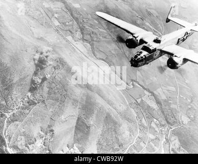 Un Nazi dump alimentation part en fumée. Un B-25 bombardier moyen hurle sur Tivoli, centre d'approvisionnement de Nazi 10 milles à l'Est de Rome. Banque D'Images