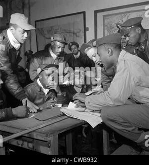 Séance d'information de contrôle en amont de plusieurs aviateurs à Tuskegee Ramitelli, Italie, mars 1945. Photographie par Toni Frissell. Banque D'Images