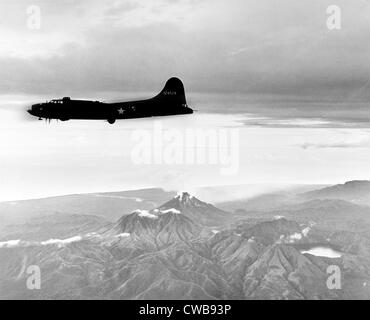 US Army Air Corps bomber en vol, ca, 1941-1946 Banque D'Images