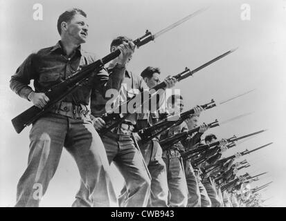 La Seconde Guerre mondiale, la baïonnette de l'armée américaine une pratique au camp de formation, 1941. Banque D'Images