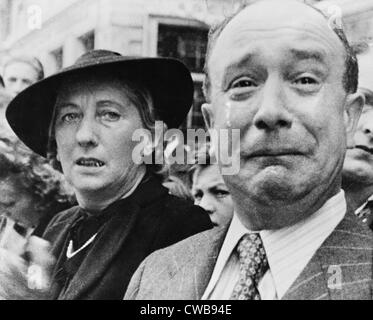 Légende originale : 'un français pleure comme les soldats allemands dans la capitale Française, Paris, le 14 juin 1940, après la Banque D'Images