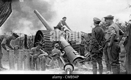 Une mitrailleuse lourde britannique en action, les soldats britanniques de la préparation d'artillerie et les effectifs d'une grande pièce d'artillerie, circa 1914-1918. Banque D'Images