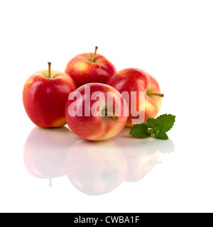 Pommes sur fond blanc réfléchissant Banque D'Images