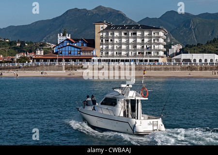 Yacht de plaisance naviguant le long de la rivière Sella dans l'estuaire de la ville de Ribadesella dans la Principauté des Asturies, Espagne, Europe Banque D'Images