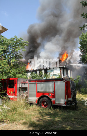 Service d'incendie de Detroit lors d'incendies d'habitation vacants Detroit Michigan USA Banque D'Images