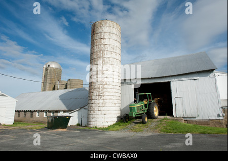 Tracteur et silos à la ferme des granges Banque D'Images