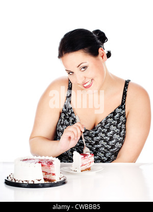 Chubby woman eating tranche de gâteau, isolated on white Banque D'Images