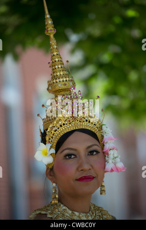 Femme portant robe traditionnelle cambodgienne pour occasion spéciale spectacle de danse Banque D'Images