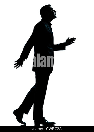 Un caucasian business man walking jusqu'à la silhouette pleine longueur en studio isolé sur fond blanc Banque D'Images