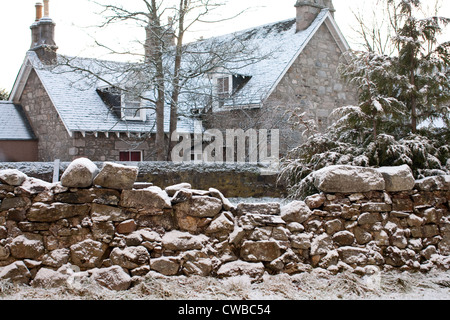 Maison à Braemar couvertes de neige Banque D'Images