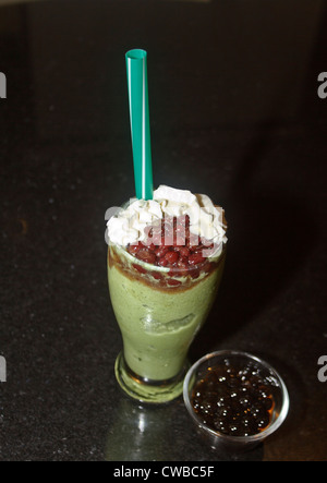 Thé vert matcha, frappe l'un des nombreux 'bubble' thés servis dans les restaurants asiatiques Banque D'Images