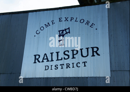 Inscrivez-vous sur un mur à l'entrée de l'entrepôt Railspur Alley, Granville Island, Vancouver, British Columbia, Canada Banque D'Images