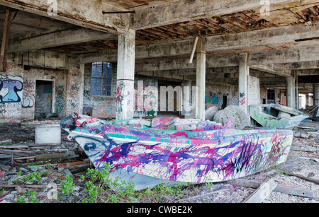 Usine abandonnée à Detroit Michigan quelqu'un avait pris un vieux bateau dans et couverts dans les graffitis. Banque D'Images