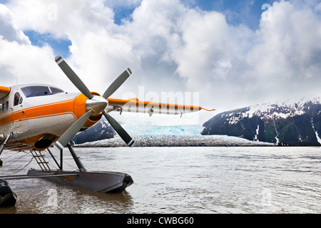 Hydravion ou avion sur flottes en Alaska qui a atterri sur l'eau avec un glacier en arrière-plan. Emplacement : Glacier Taku Banque D'Images