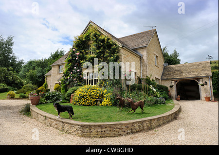 Une maison individuelle moderne construit en pierre de Cotswold England UK Banque D'Images