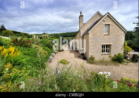 Une maison individuelle moderne construit en pierre de Cotswold England UK Banque D'Images