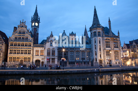 Gent - façade ouest du palais Post avec le canal en soirée et Korenlei street le 24 juin 2012 à Gand, Belgique. Banque D'Images