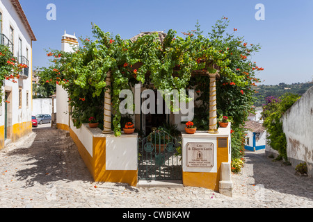 S. Thiago Manor Guest House dans le village d'Obidos. Obidos est une ville médiévale très bien conservée, encore à l'intérieur des murs du château. Banque D'Images