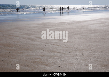 Sur les gens de mer découpé sur la fin de soleil, large plage de sable vide en premier plan, Punta Umbria, Costa de la Luz. Banque D'Images