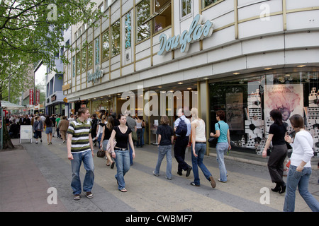 Berlin, les passants sur le Kurfürstendamm Banque D'Images