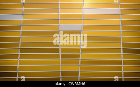 Ambre ombragée avec fond rayé rayures en aluminium Banque D'Images