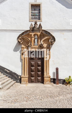 Portail de l'église de Misericordia (16ème siècle - Renaissance maniériste /) dans Obidos. Obidos, Portugal. Banque D'Images