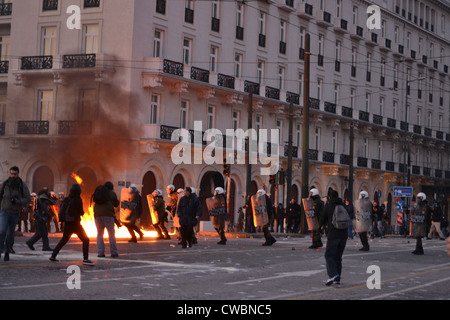 Les manifestants en conflit avec la police anti-émeute devant le Parlement grec à la place Syntagma. Banque D'Images