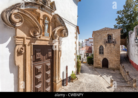 Synagogue médiévale (retour) et Misericordia Portail de l'Église (16ème siècle - Renaissance/) maniériste à Óbidos, Portugal. Banque D'Images