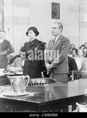 George "Machine Gun Kelly (1897-1954), et sa femme, Kathryn, en cour le 13 octobre 1933 Réception des peines de prison à vie pour le Banque D'Images