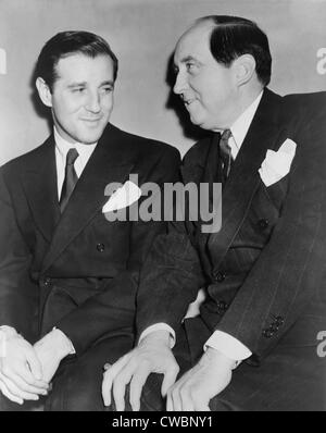 Benny 'Bugsy' Siegel (1906-1947) avec son avocat Jerry Giesler, dans un tribunal de Los Angeles où il était chargé de la Banque D'Images