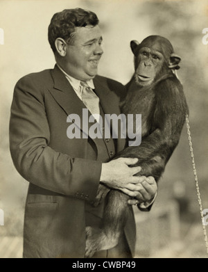 Babe Ruth (1895-1948), holding Mike, un chimpanzé au St. Louis Zoological Park. 10 octobre, 1928. Banque D'Images