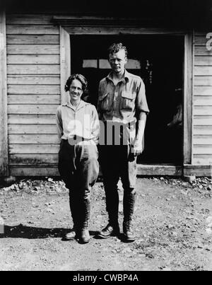 Charles et Anne Morrow Lindbergh, debout en face de cabine sur Etarofu Island, la Russie en 1935. Après la condamnation de Banque D'Images