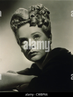 Alice Faye (1915-1998), actrice et chanteuse américaine dans la coiffure qu'elle portait dans le film 1943, le gang est là.