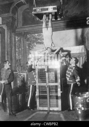 L'eau Houdini Torture Cell s'échapper. Houdini, avec ses chevilles attachés dans les stocks, a été submergé et verrouillé en place en pleine Banque D'Images