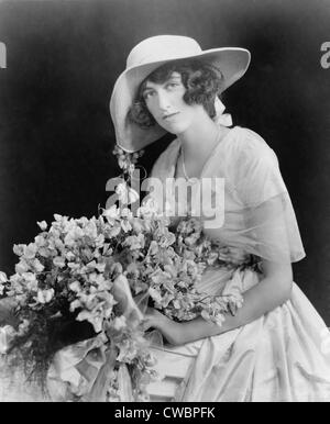 Cornelia Stuyvesant Vanderbilt (1900-1976), seul enfant de George W. Vanderbilt et Edith Stuyvesant Dresser holding a bouquet Banque D'Images